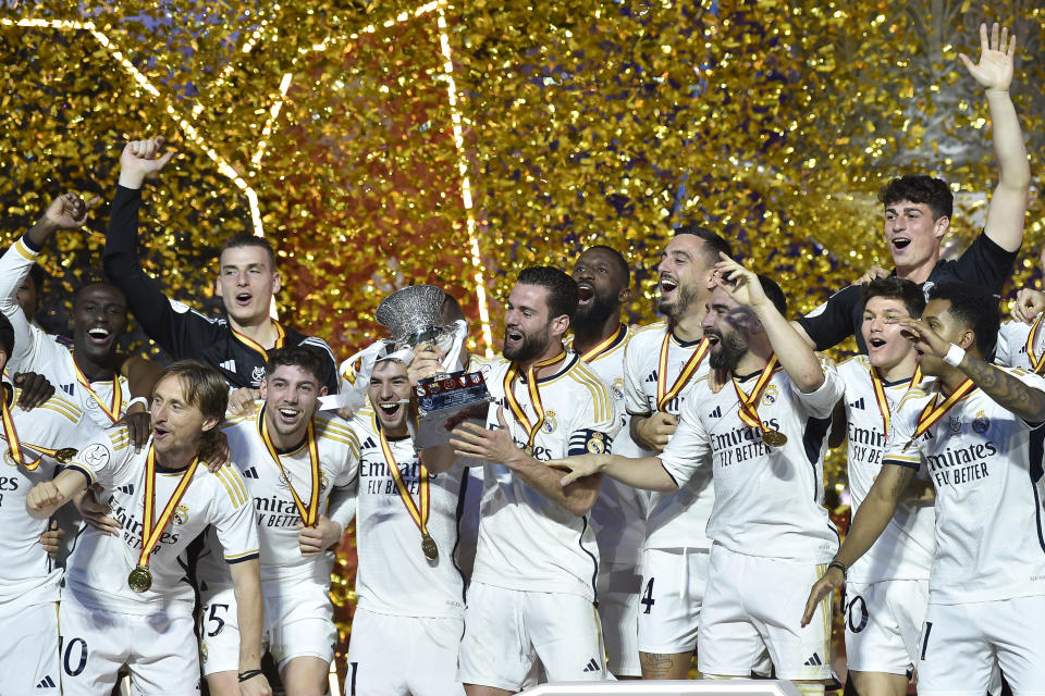 Los jugadores del Real Madrid celebran con el trofeo tras vencer 4-1 al Barcelona en la final de la Supercopa de España, el domingo 14 de enero de 2023, en Riad, Arabia Saudí. (AP Foto)