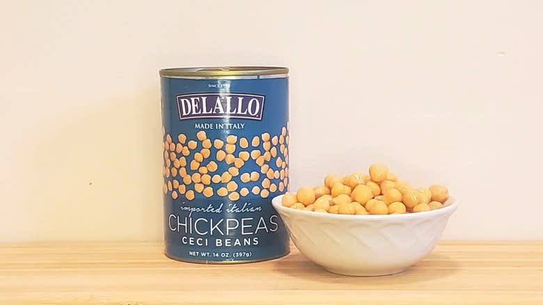 DeLallo imported chickpeas can bowl