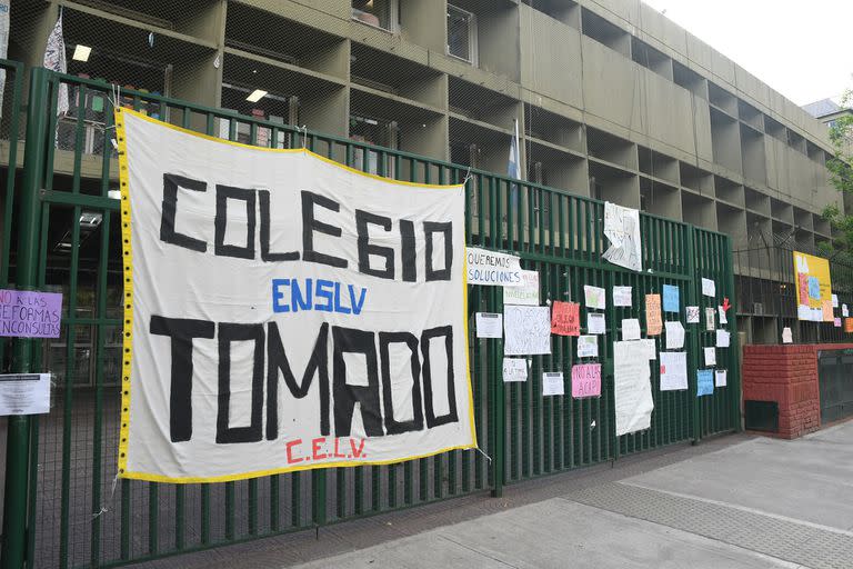 Continúa la toma del colegio María Claudia Falcone y el Lengüitas