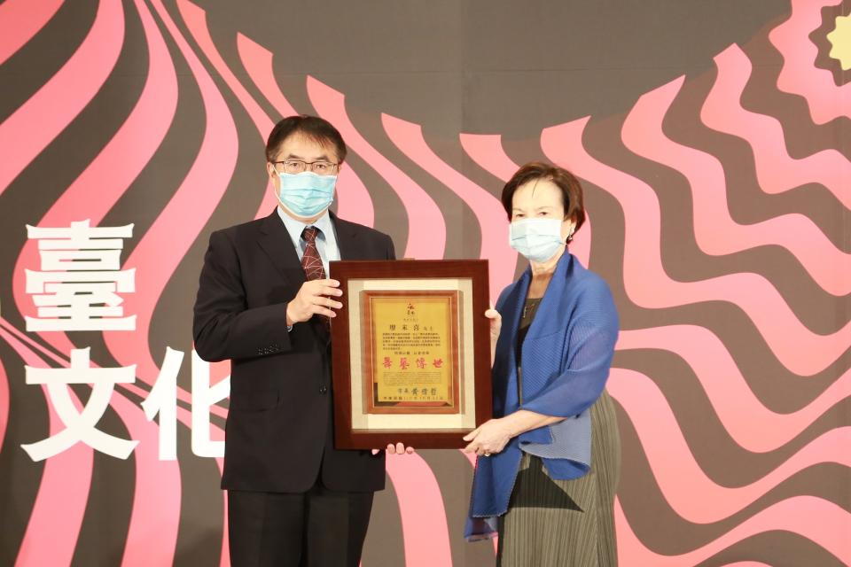2021年，廖末喜自台南市長黃偉哲手中接下台南文化獎。