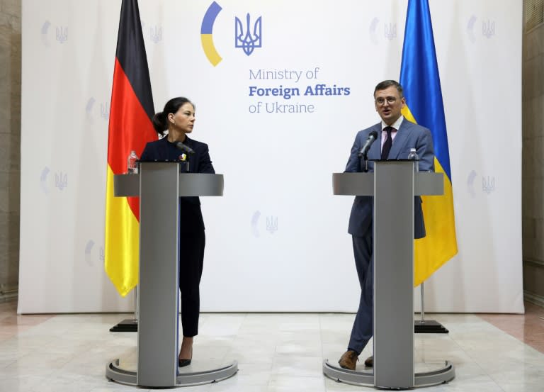 El ministro ucraniano de Relaciones exteriores Dmitri Kuleba (d) y su homóloga alemana Annalena Baerbock, en conferencia de prensa en Kiev, el 21 de mayo de 2024 (Anatolii STEPANOV)
