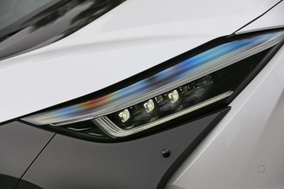 恆星列陣式的LED頭燈造型也與bZ4X不同，其內部整合的LED晝行燈條則採Subaru慣用的ㄈ字型設計。