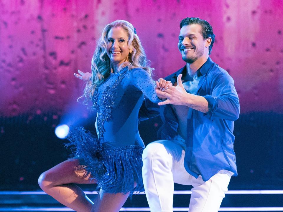 Mira Sorvino and Gleb Savchenko dancing salsa.