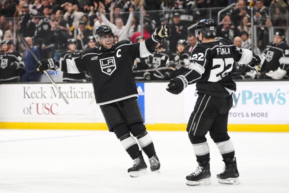 Der linke Flügel der Los Angeles Kings, Kevin Fiala, rechts, feiert sein Tor mit Center Anze Kopitar.