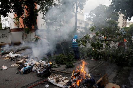 Opposition supporters use trees and garbage to build barricades on the street during a strike called to protest against Venezuelan President Nicolas Maduro's government in Caracas, Venezuela, July 20, 2017. REUTERS/Carlos Garcia Rawlins