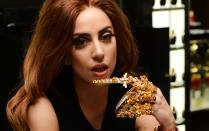 Voller Fokus auf die Goldfinger: 2012 stellte Lady Gaga in London ihr Parfum vor, inklusive großem Goldglieder-Handschmuck bei ansonsten unauffälligem Outfit und wallendem Haar. Ihre Bewerbung für einen Posten als Bond-Girl? (Bild: Ian Gavan/Getty Images for Coty Beauty UK)