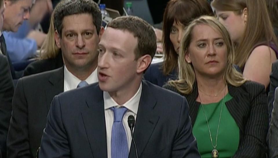 Myriah Jordan y Joel Kaplan, las personas detrás de Mark Zuckerberg en el Senado (Captura de pantalla de Yahoo Finance).