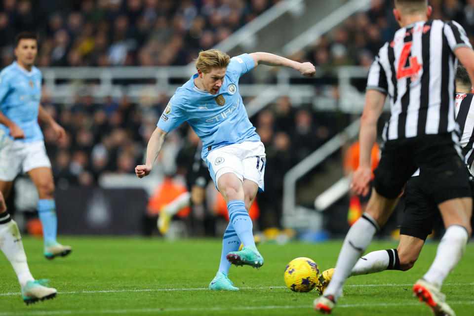 NEWCASTLE UPON TYNE, ENGLAND - JANUARY 13: Kevin De Bruyne of Manchester City scores his side's second goal during the Premier League match between Newcastle United and Manchester City at St. James Park on January 13, 2024 in Newcastle upon Tyne, England. (Photo by James Gill - Danehouse/Getty Images)