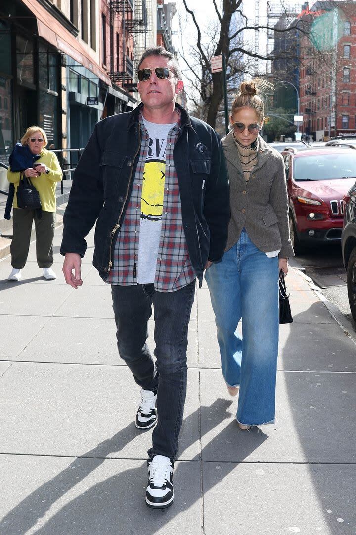 Jennifer López y Ben Affleck, otra pareja que siempre se muestra unida. Esta vez fueron vistos buscando opciones inmobiliarias en la Gran Manzana, mas precisamente en la exclusiva zona del Upper East Side de Nueva York. Al parecer, el matrimonio fijaría allí su nueva residencia