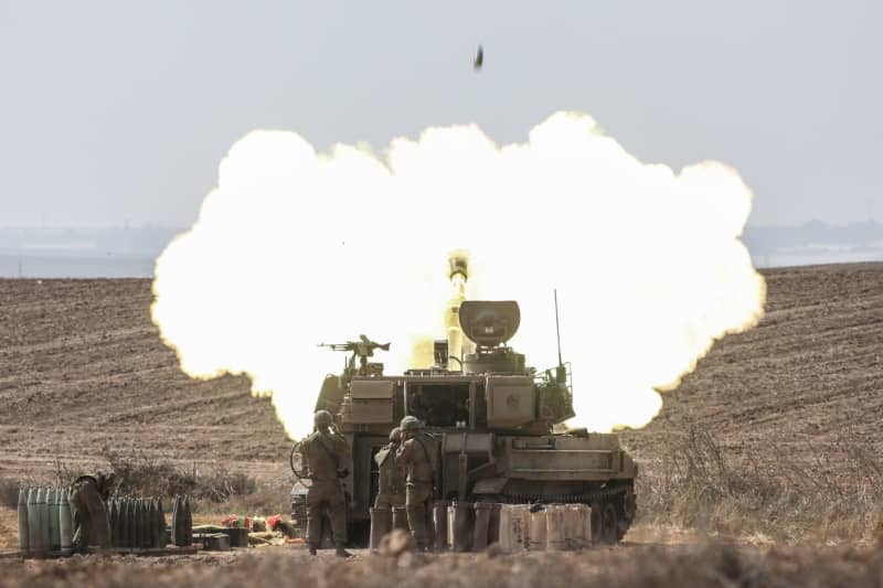 IDF fires artillery shells into Gaza. Israeli forces launched a fresh deployment in the central Gaza Strip in the early hours of Thursday, the Israel Defence Forces (IDF) announced. Ilia yefimovich/dpa