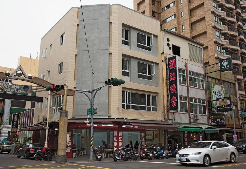 莊姓夫妻米店已經營2代，生意相當穩定，許多大型的自助餐店，還有劉江便當的米，都是向他們叫貨。