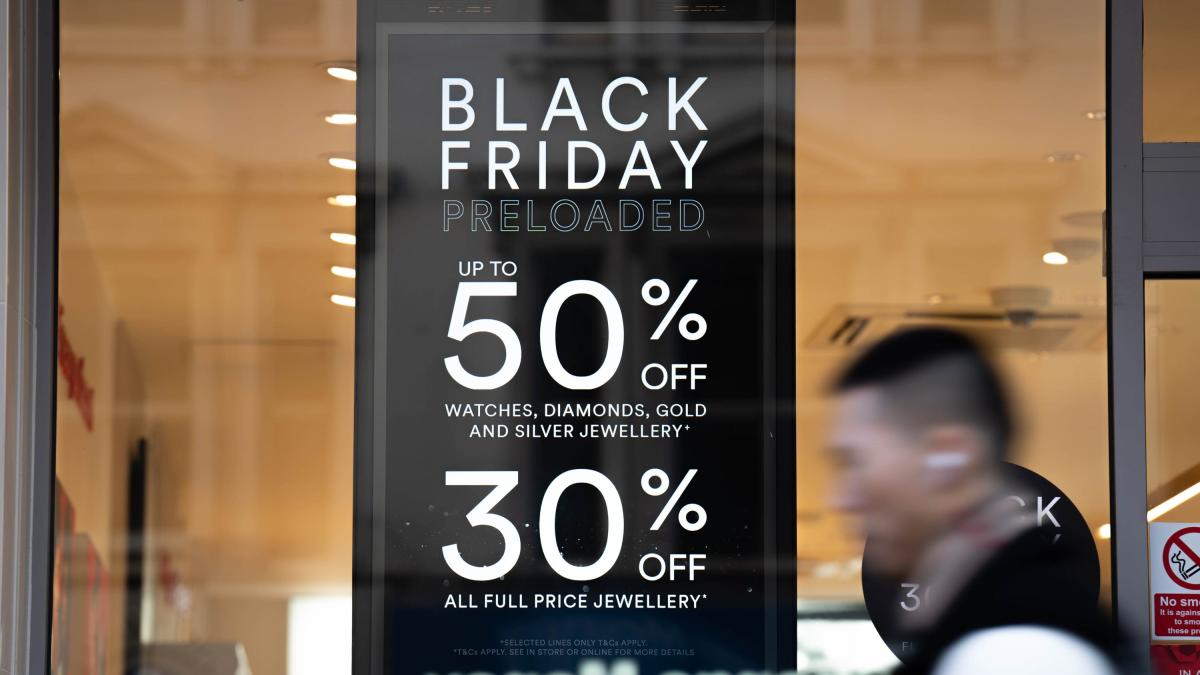 Black Friday weekend shopping turnout soars to a record