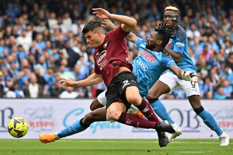 (From L) Salernitana's Austrian defender Flavius Daniliuc, Napoli's Cameroonian midfielder Andre Zambo Anguissa and Napoli's Nigerian forward Victor Osimhen go for the ball during the Italian Serie A football match between Napoli and Salernitana on April 30, 2023 at the Diego-Maradona stadium in Naples. - Naples braces for its potential first Scudetto championship win in 33 years. With a 17 point lead at the top of Serie A, southern Italy's biggest club is anticipating its victory in the Scudetto for the first time since 1990. (Photo by Filippo MONTEFORTE / AFP)