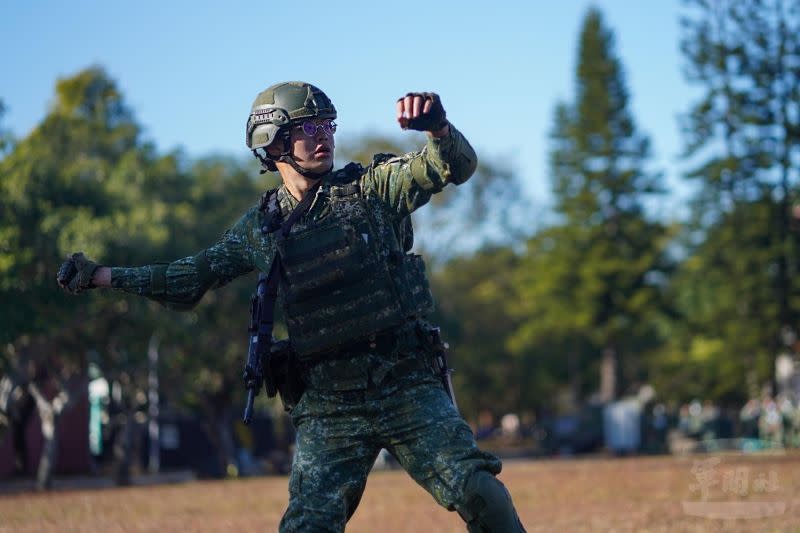 ▲強化步兵實戰化訓練的方式可能有許多種，其中改變手榴彈為投得準而非投得遠，很可能是陸軍轉變的一個好現象。（圖／翻攝自軍聞社）