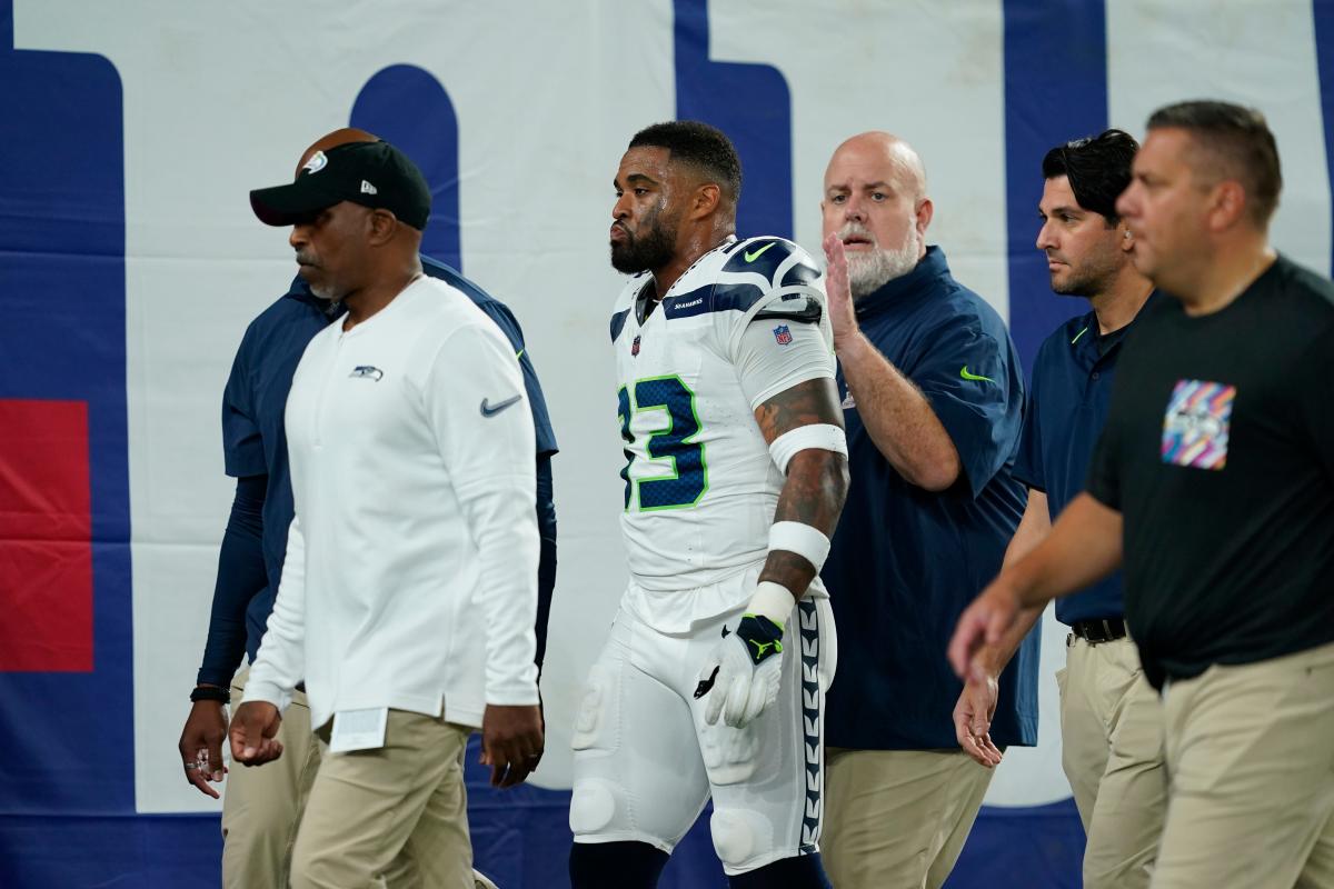 Seahawks' Jamal Adams leaves vs Broncos with knee injury