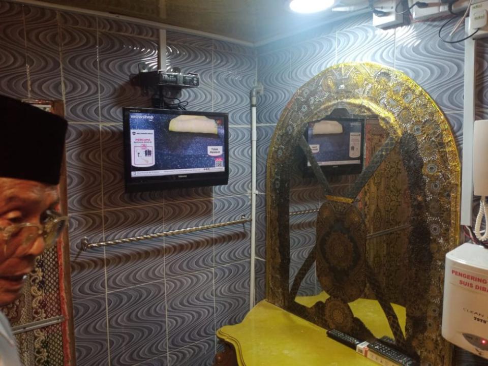 The restroom is equipped with a TV, among other amenities. ―  Picture courtesy of Kelantan Updates