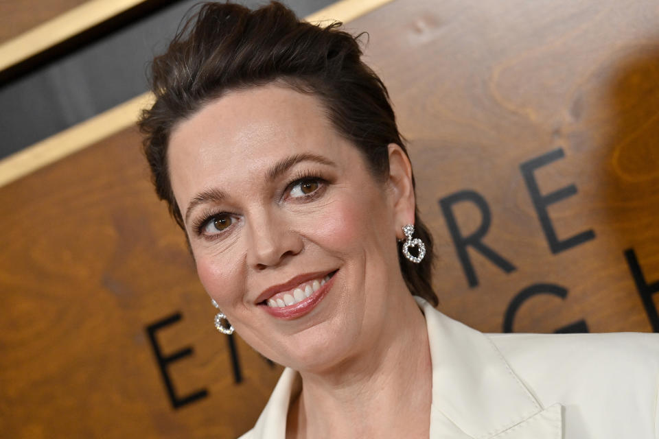 BEVERLY HILLS, CALIFORNIA - DECEMBER 01: Olivia Colman attends the Los Angeles Premiere of Searchlight Pictures 