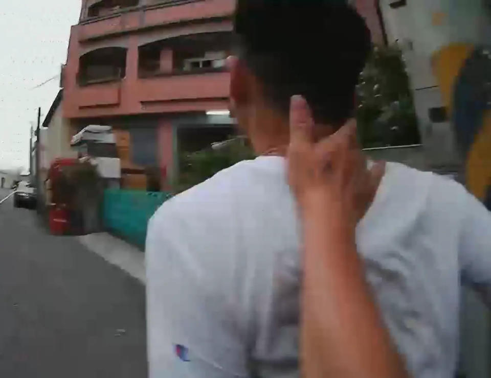 <strong>台中市一位熊貓外送員16日以「正義之掌」拍倒逃逸毒蟲。（圖／翻攝畫面）</strong>