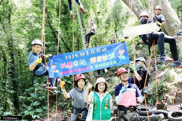 張榮發基金會與桃市府今年續辦「科普好好玩」專案，執行長鍾德美（第一排中）應邀出席活動之一「攀樹夏令營」。（圖：張榮發基金會提供）