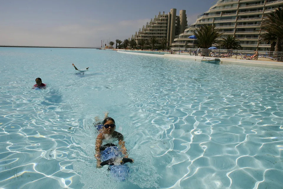 <p>La piscina cuenta igualmente con otro sistema para que el agua se mantenga durante todo el año a 26 grados centígrados, nueve más que la del mar. (Foto: Eliseo Fernandez / Reuters).</p> 