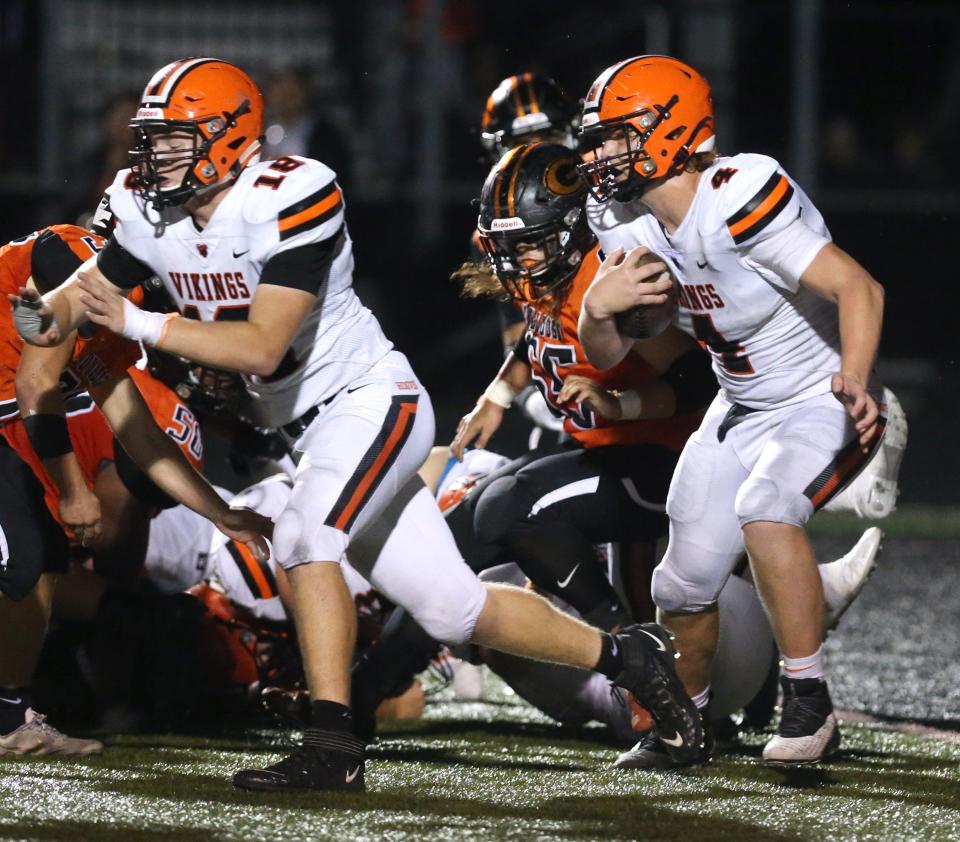 Hoover's Mike Shimek (18) blocks for Drew Logan (4) during an Oct. 15, 2021 high school football game at Green.