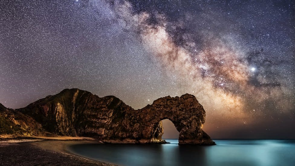 La Vía Láctea en Durdle Door, Dorset, Reino Unido