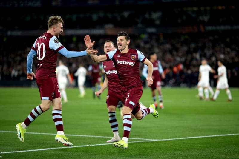 West Ham United's Aaron Cresswell (R) celebrates scoring their side's third goal of the game with teammate Jarrod Bowen during the UEFA Europa League Round of 16, second leg soccer match between West Ham United and SC Freiburg at the London Stadium. Nigel French/PA Wire/dpa