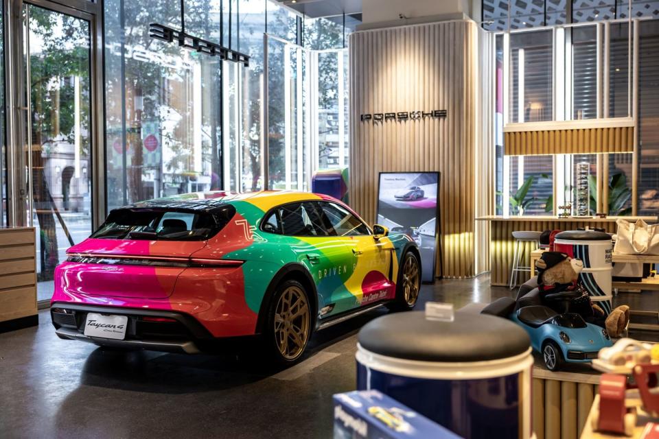 Porsche NOW 全新型態概念店旨於營造一個溫馨卻奢華的銷售空間，讓每一位貴賓能夠深度體會保時捷品牌的獨特魅力。