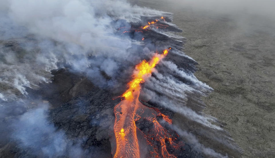 冰島西南部距離首都雷克亞維克約30公里處的一座火山，7月10日開始小規模爆發。圖片來源：AP Photo/Marco Di Marco