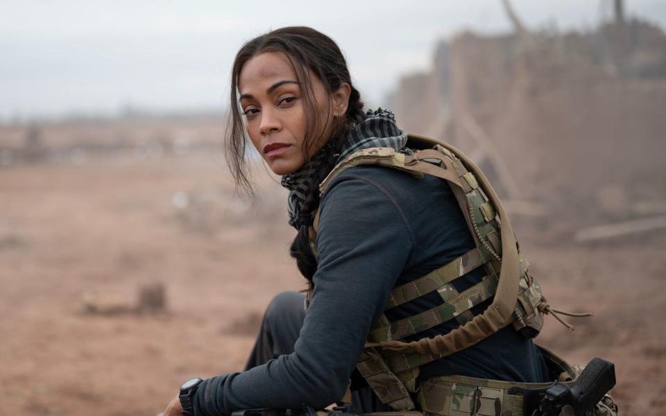 Zoe Saldana verkörpert CIA-Missions-Chefin Joe, die eine junge Agentin im Kern einer Terror-Organisation platzieren soll.  (Bild: 2023 Viacom International)