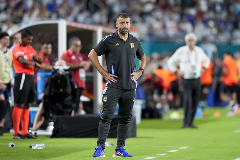 Walter Samuel fue el DT de la selección argentina ante Perú, tras la sanción a Lionel Scaloni