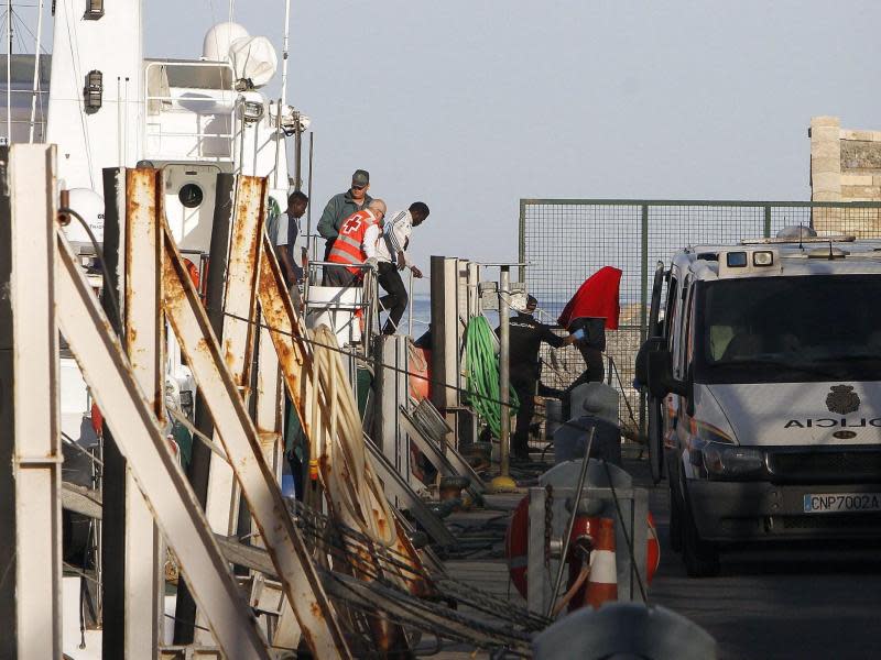 Flüchtlinge gehen im andalusischen Almeria von Bord eines Schiffes, das sie 25 Kilometer cvor der Küste gerettet hatte. Foto: Ricardo Garcia