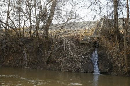 Water is seen draining into the Dan River from a coal ash pond at the site of the Duke Energy coal-fired power plant in Eden, North Carolina February 19, 2014. REUTERS/Chris Keane