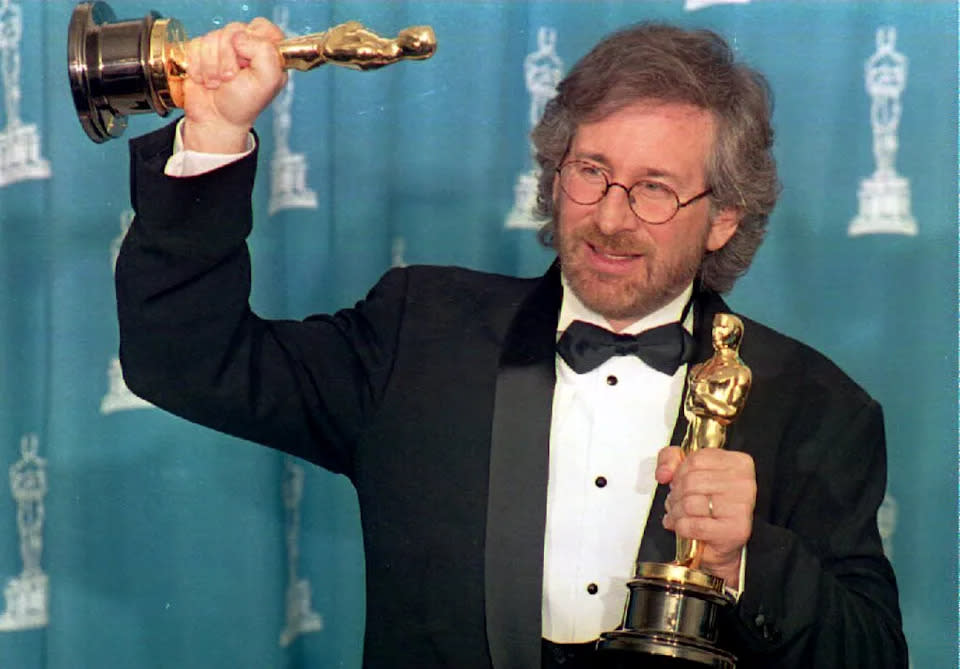 Steven Spielberg posiert mit seinen beiden Oscars, nachdem er 1993 die Preise für die beste Regie und den besten Film für seinen Film 