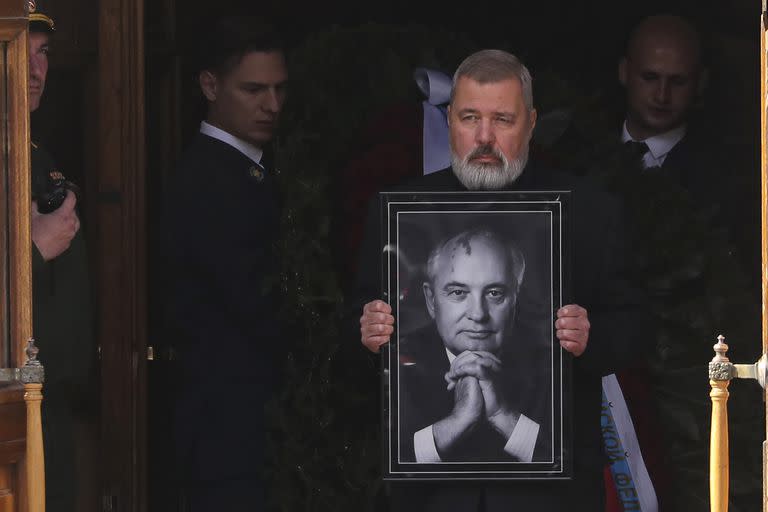 El periodista Dimitry Muratov, Premio Nobel Nobel de la Paz, durante el funeral con un retrato de Gorbachov