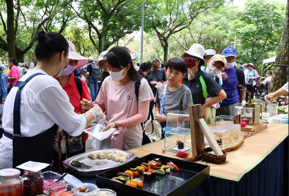 創意蔬食握壽司美味、造型美麗，吸引大眾排長龍。