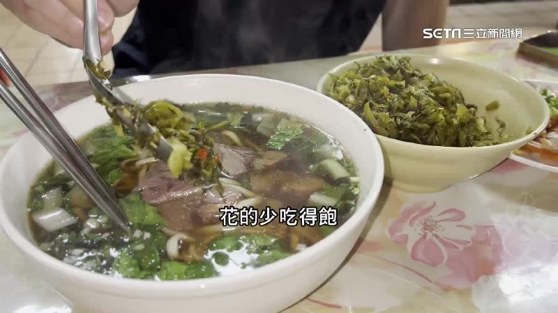 牛肉麵利潤曝光，隱形成本殺手是酸菜。