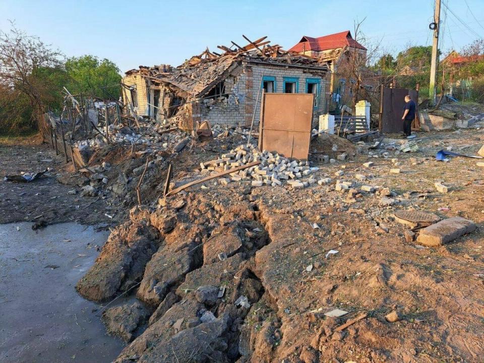 第聶伯羅地區 8 棟私人住宅在導彈襲擊中被毀，爆炸後留下巨大坑洞   圖: 翻攝自烏克蘭國防部推特