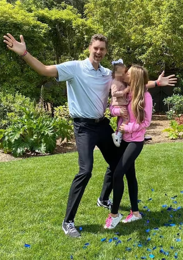 Pau Gasol con su mujer y su hija