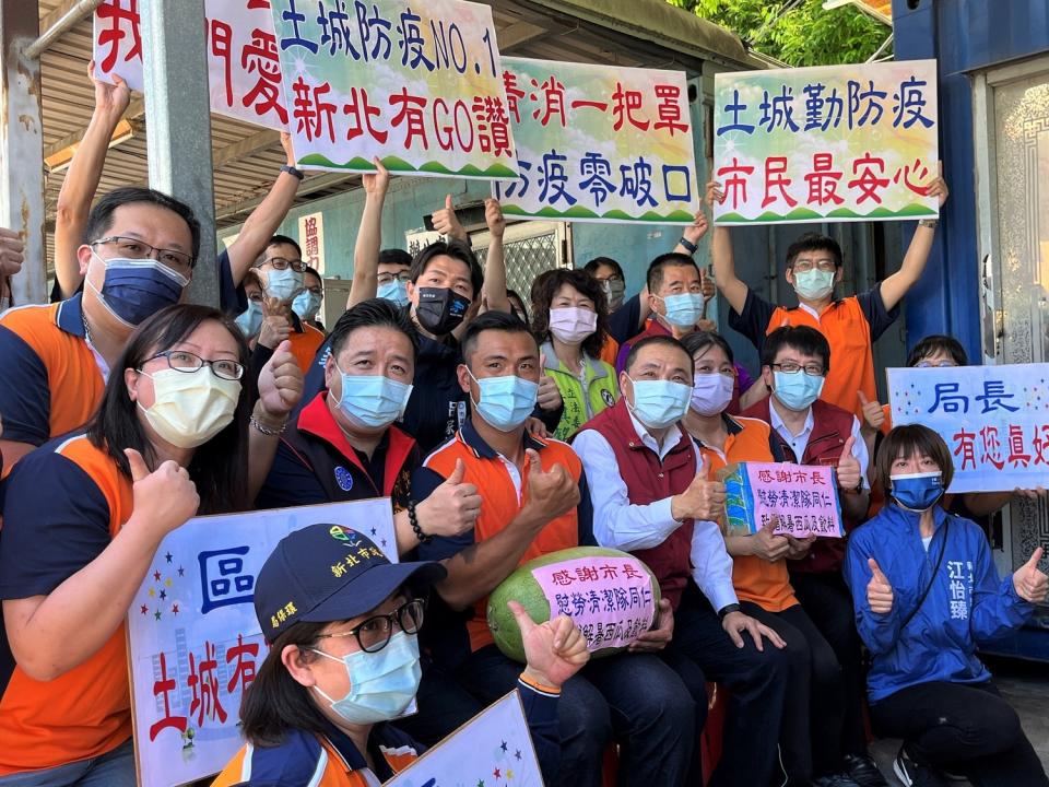 侯友宜30日至土城清潔隊感謝所有防疫清潔人員的辛勞。   圖：新北市環保局提供