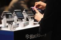 <b>Blackberry “nega” l’esistenza degli smartphone</b><br><br> In un’intervista alla Bbc Stephen Bates sponsorizza i Blackberry e sembra negare l’esistenza degli IPhone. Il giornalista insiste, la domanda è sempre la stessa: cosa ne pensa, cosa ha imparato?. Per tutta risposta snocciola dati sul magico mondo BlackBerry, una “proposta unica”. “Abbiamo intorno 17-18.000.000 clienti che amano l'esperienza BlackBerry - dice - quindi stiamo prendendo l'essenza di quella esperienza BlackBerry e spostandola in avanti”. Questo dopo che Blackbarry è stata protagonista di alcuni scivoloni non da poco. Come il “crollo” che ha lasciato milioni di utenti senza connessione per un giorno intero, seguito da un altro blocco, durato per circa 20 ore che, oltre ai clienti, ha condizionato non poco il mercato.