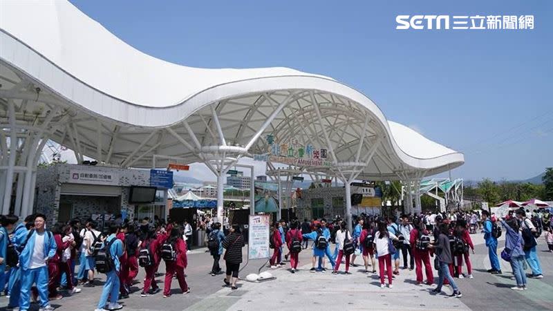 臺北市立動物園和臺北兒童新樂園推出兒童節優惠，國小(含)以下學童免費入園。（圖／記者陳弋攝影、翻攝畫面）