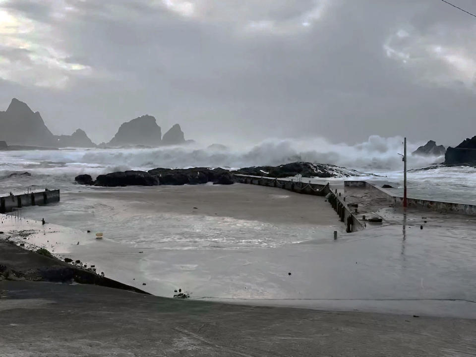 受瑪娃颱風外圍環流影響，蘭嶼鄉平均風力及陣風增強，蘭嶼停班停課。（記者鄭錦晴翻攝）