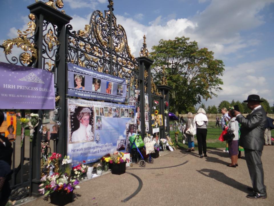 Los homenajes a la querida ‘princesa del pueblo’ han aparecido en el Palacio de Kensington durante años tras de su muerte. <a href="https://www.shutterstock.com/image-photo/londonuk-0831-people-pay-tribute-princess-1168816435" rel="nofollow noopener" target="_blank" data-ylk="slk:Londisland / Shutterstock;elm:context_link;itc:0;sec:content-canvas" class="link ">Londisland / Shutterstock</a>