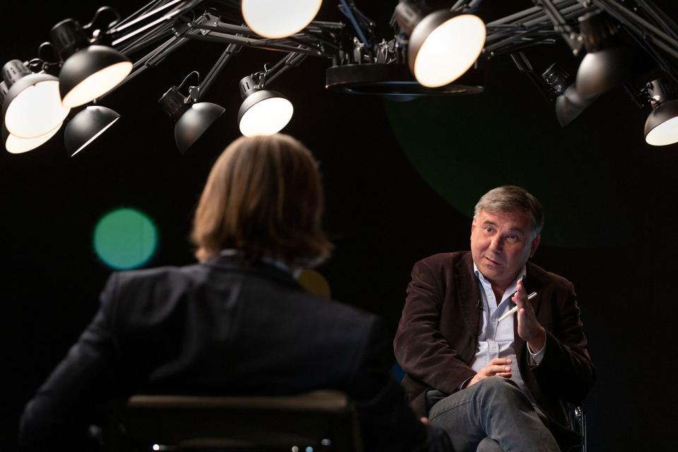 Ivan Krastev deckt das "völkische Denken" des russischen Angreifers auf: "Putin hat Angst vor einer schrumpfenden Bevölkerung. Die Geburtenrate ist niedrig, durch COVID gab es eine Million Tote in Russland." Richard David Precht fasst zusammen: "Putin braucht also nicht das Land, er braucht die Leute." (Bild: ZDF / Juliane Eirich)