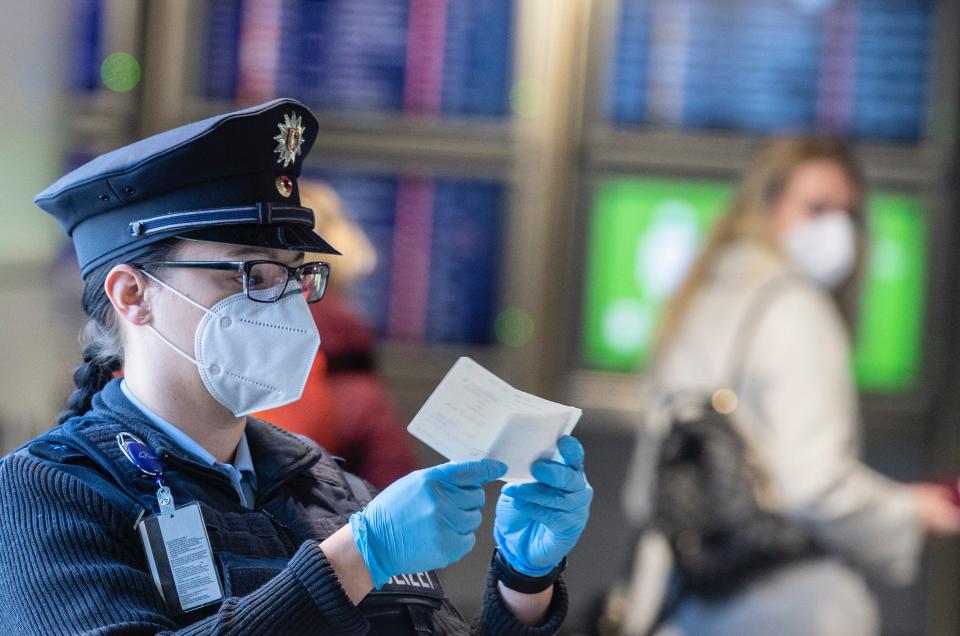 airport mask