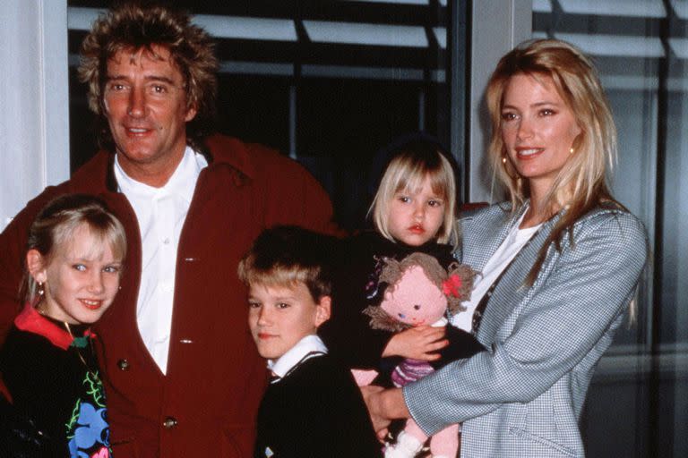 Rod Stewart con Kelly Emberg y tres de sus hijos, en 1990 (Dennis Stone/)