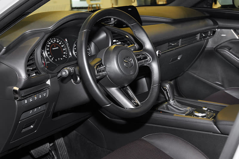 Mazda 3 e-Skyactiv X Edition座艙踩酒韻紅鋪陳。