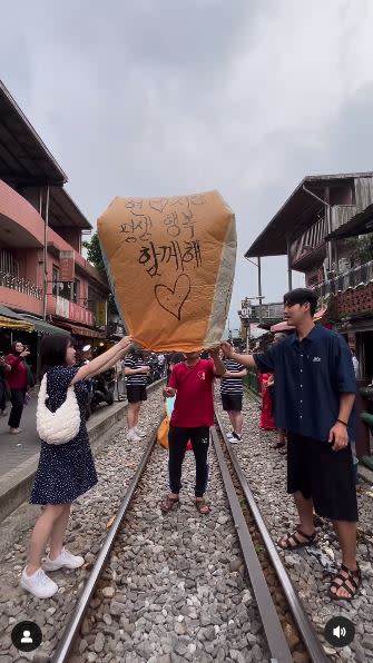 南韓情侶開心準備放手，將天燈升空。（圖／翻攝自IG）