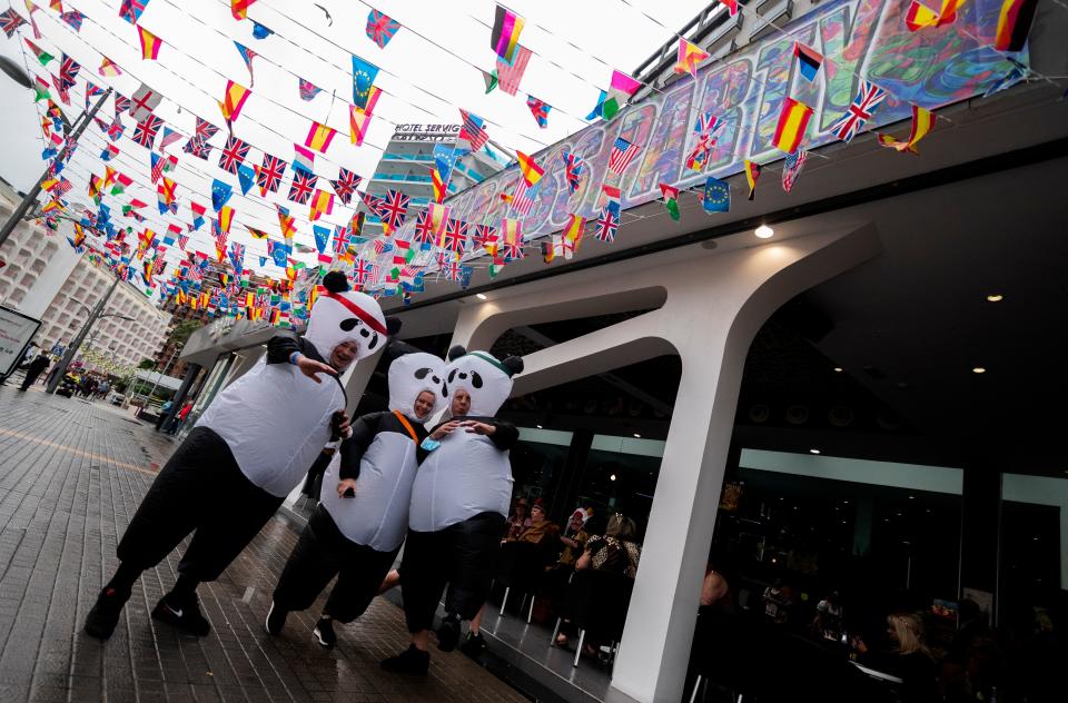 Los británicos, de carnaval en Benidorm con los contagios disparados